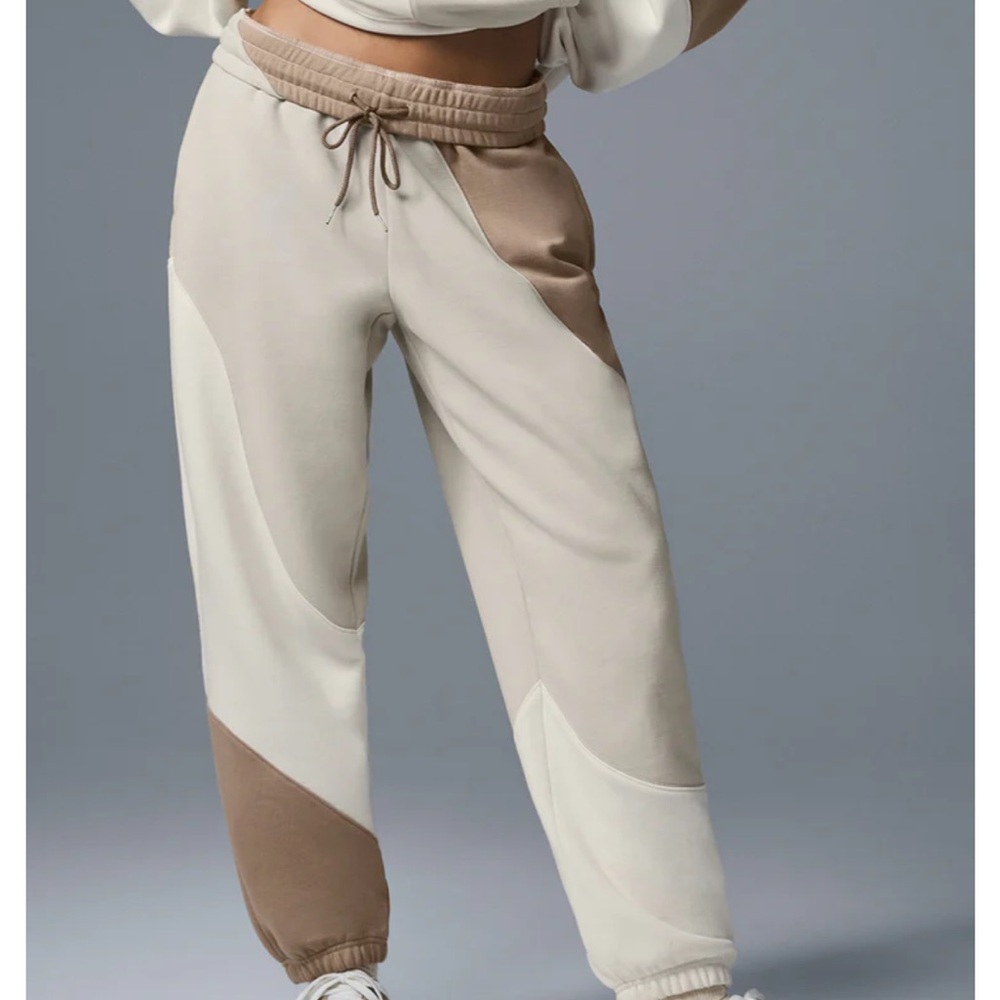 ALO Yoga Women's Cream and Tan Joggers